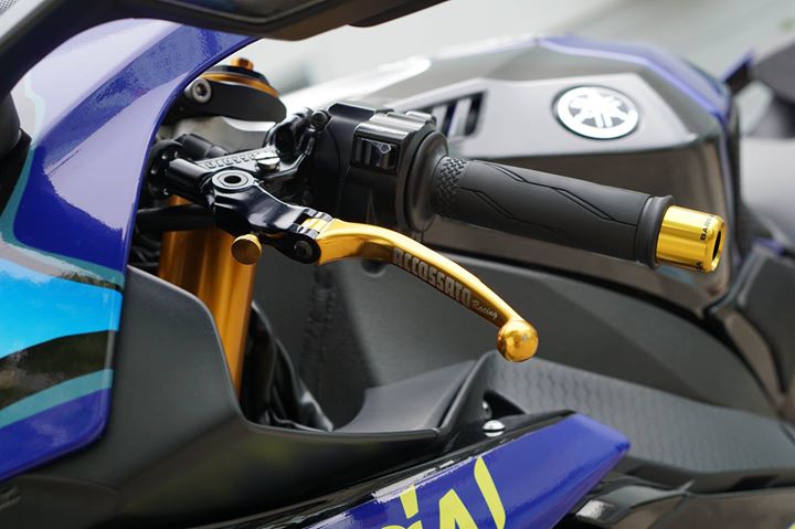 Yamaha R1 2015 day phong cach voi bo tem ca map cua non AGV Misano 2015 - 6
