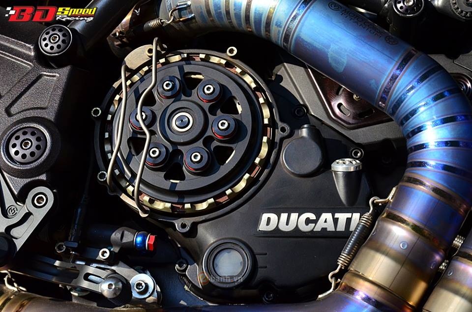 Choang ngop voi dan do choi khung tren chiec Ducati Diavel do - 17