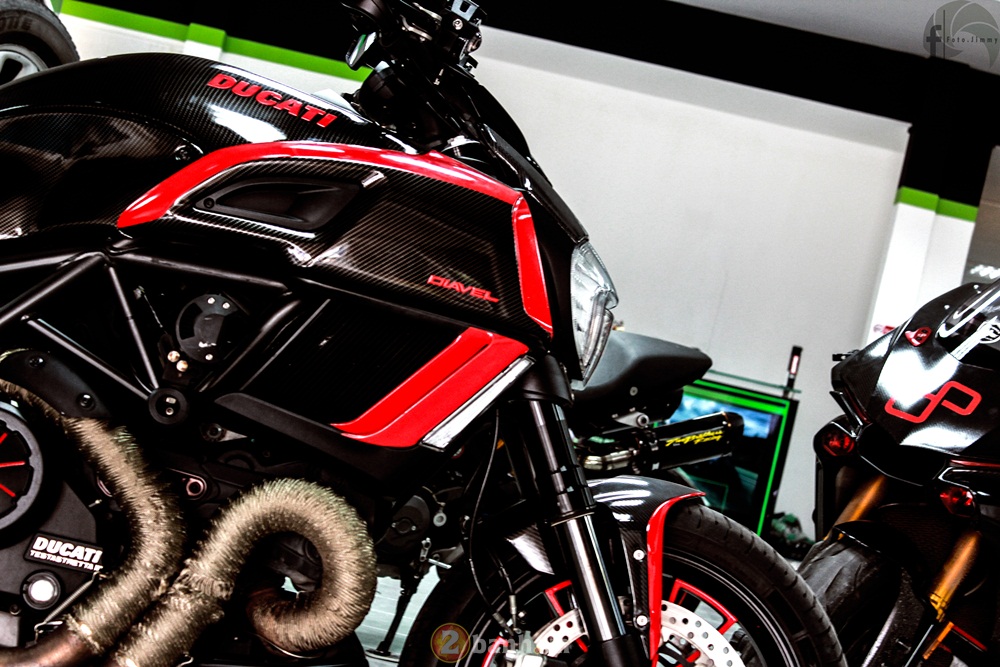 Ducati Diavel phien ban Candy Red tu Showroom H2 Decal - 5