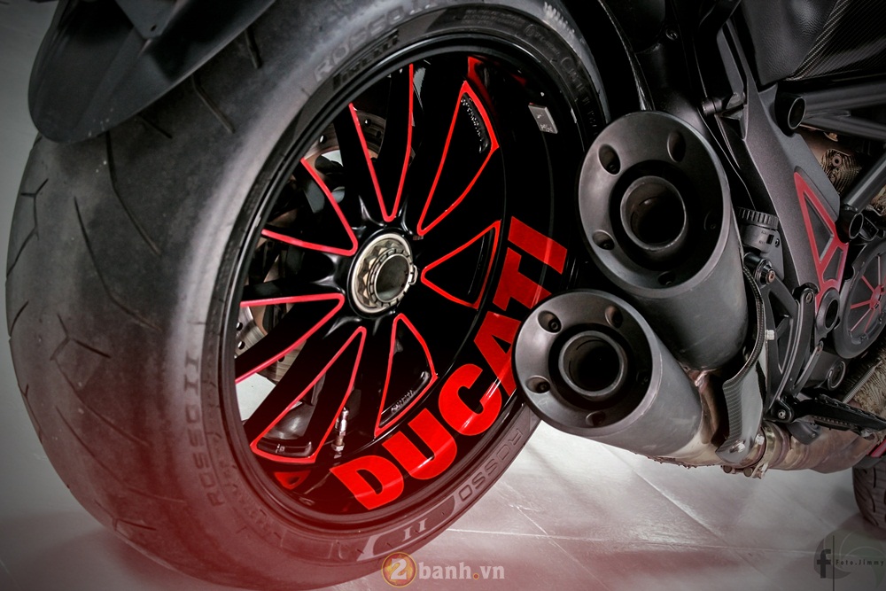 Ducati Diavel phien ban Candy Red tu Showroom H2 Decal - 7