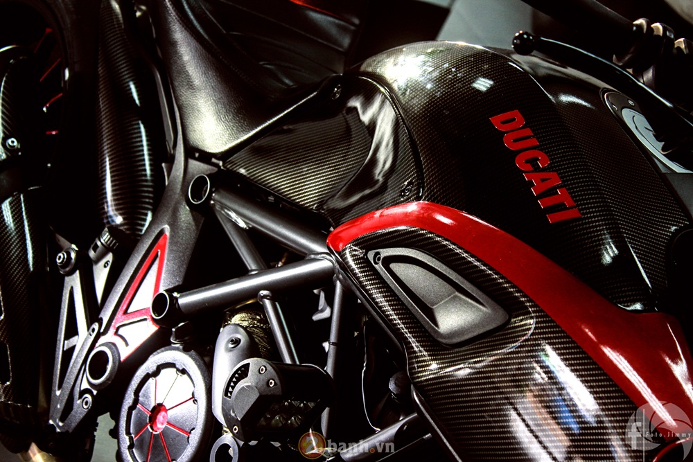 Ducati Diavel phien ban Candy Red tu Showroom H2 Decal - 13