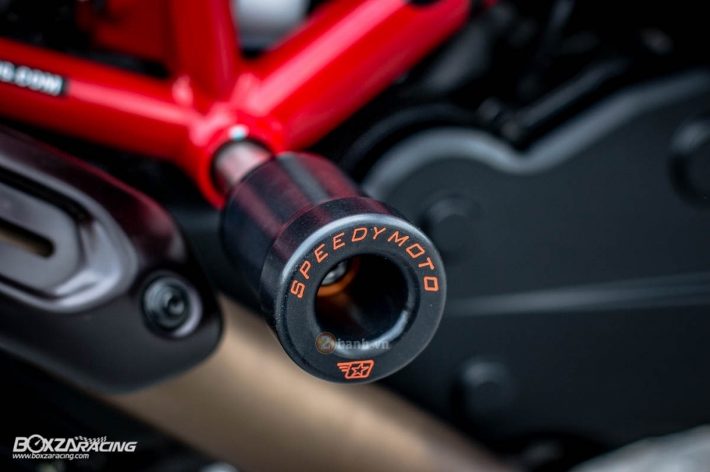 Ducati Hypermotard day phong cach cung mot vai trang bi hang hieu - 10