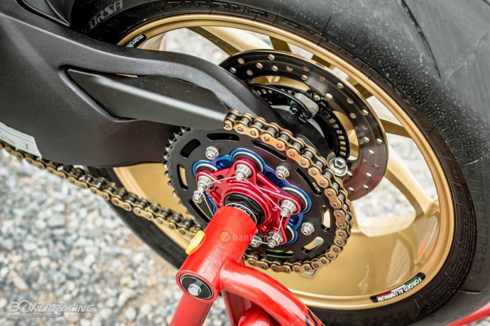 Ducati Hypermotard day phong cach cung mot vai trang bi hang hieu - 14