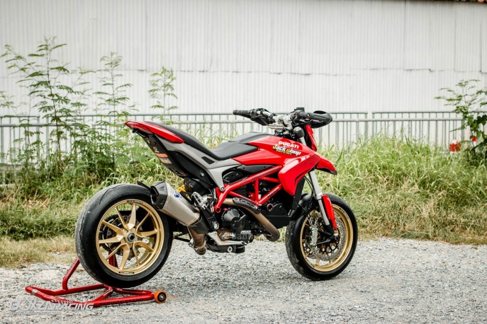 Ducati Hypermotard day phong cach cung mot vai trang bi hang hieu - 20