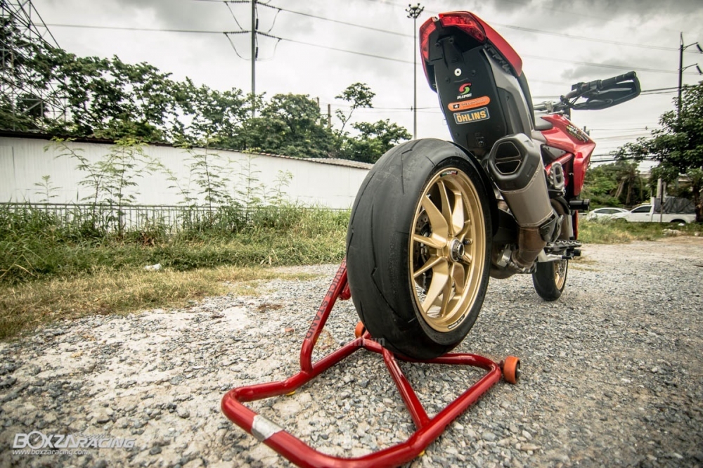 Ducati Hypermotard day phong cach cung mot vai trang bi hang hieu - 17