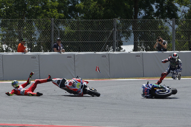 Moto GP Iannone cho rang loi thuoc ve Lorenzo khi phanh qua som de vao cua - 3
