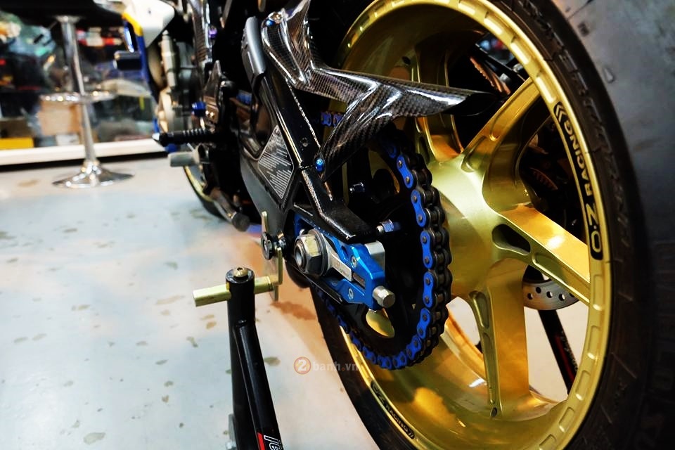 BMW S1000RR phien ban dac biet Goldbet do rat chat tai xu so chua vang - 8