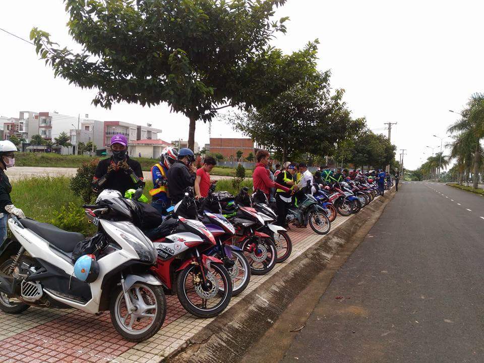 Hon 100 biker tu hop tai chua Linh An - 2