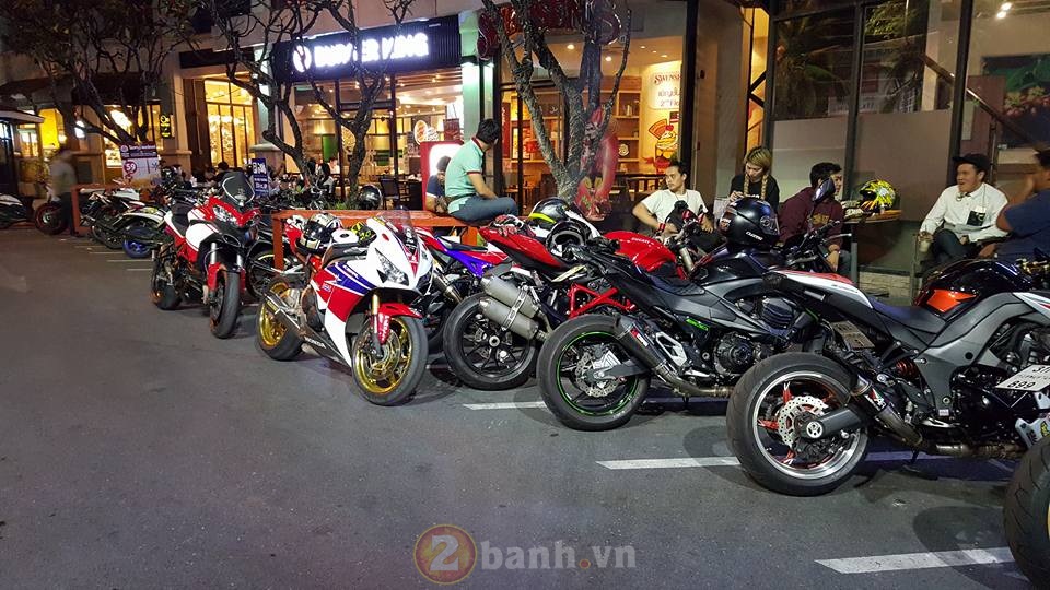 Xao xuyen voi co gai chay BMW S1000RR tren dat Thai - 19