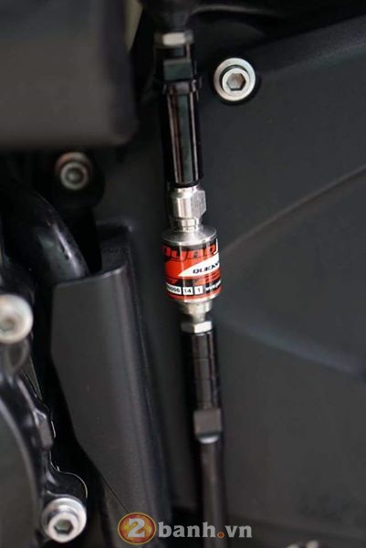 Yamaha R1 2011 lung linh trong bo canh Movistar - 7