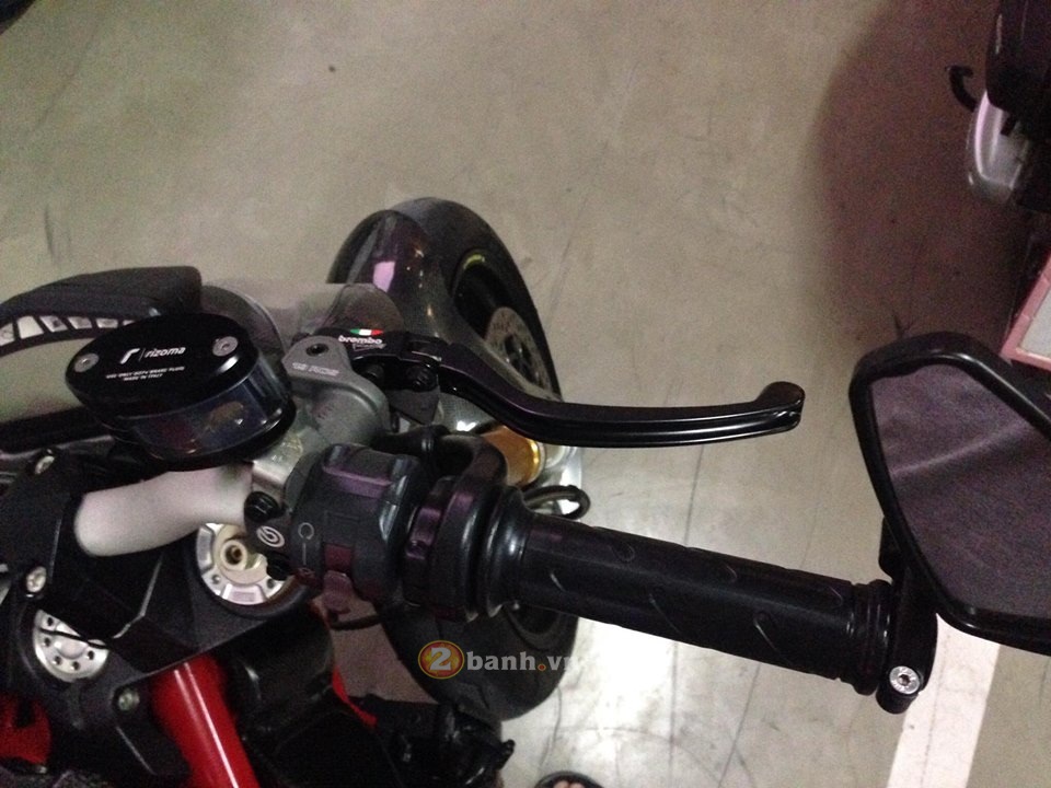 Chup trom quai thu Ducati Streetfighter 848 trong bai xe - 4