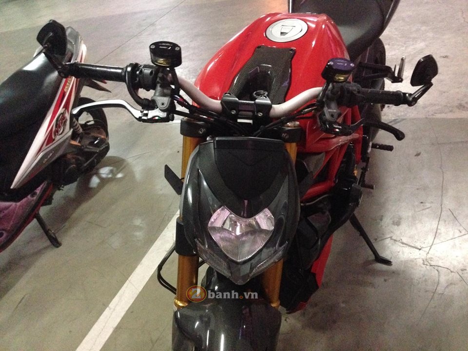Chup trom quai thu Ducati Streetfighter 848 trong bai xe - 2