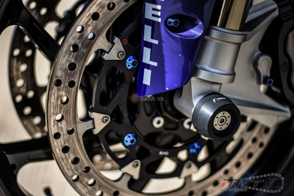 Yamaha R1 sieu chat trong phien ban Movistar MotoGP - 15