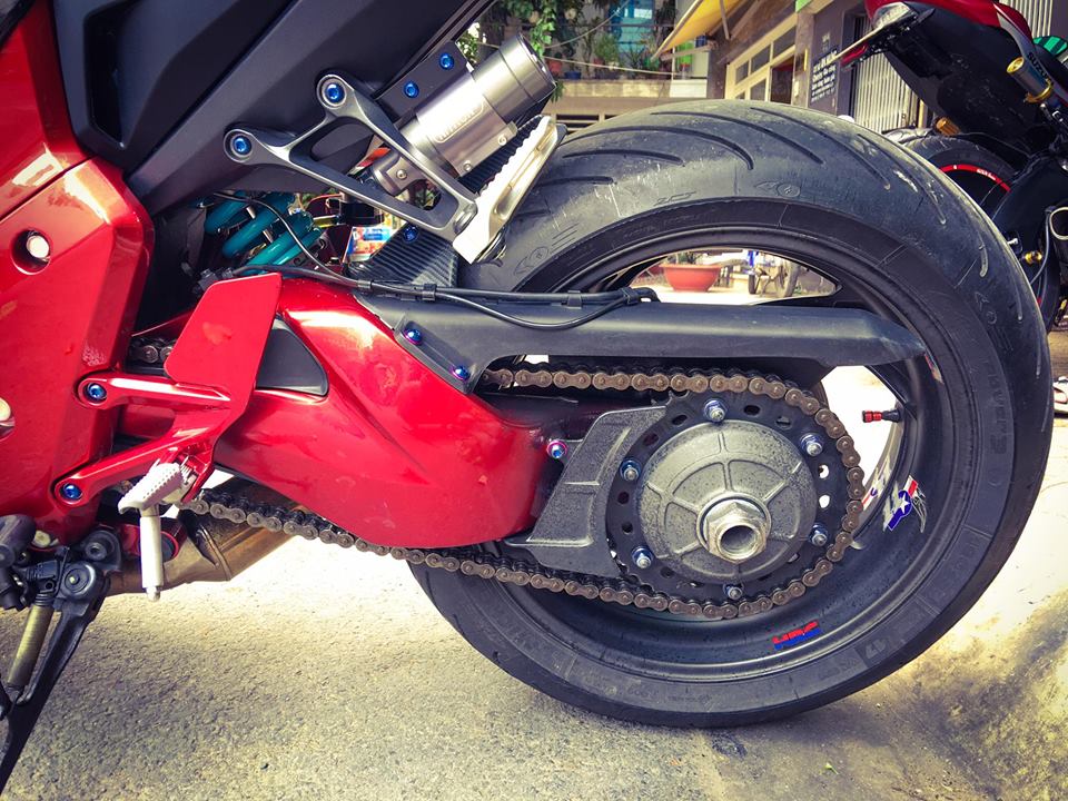 Honda CB1000R noi bat cung loat trang suc hang hieu cua biker Viet - 6