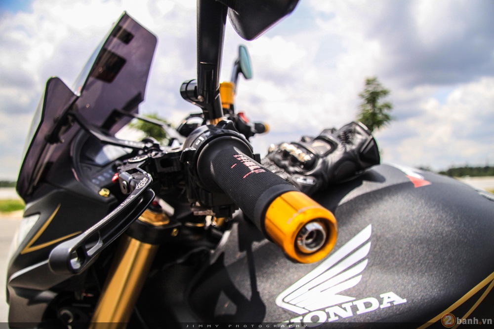 Honda CB600F chiec Hornet tam trung nhung duoc len nhieu do choi gia tri - 12