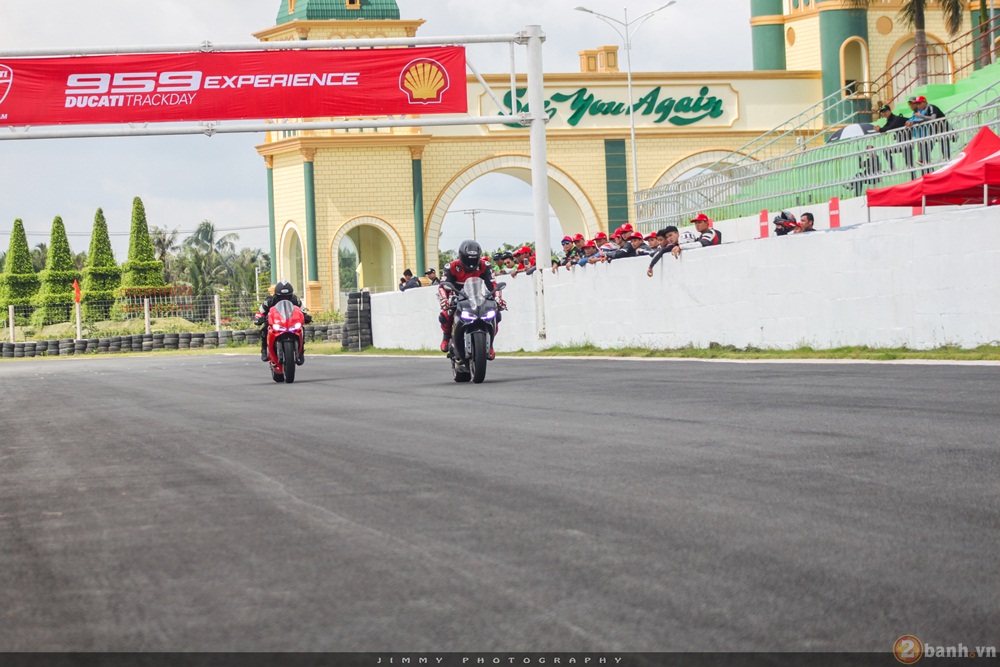Tuyet pham thuong mai Ducati 959 Panigale gao thet trong ngay hoi Trackday cua Ducati Viet Nam - 20
