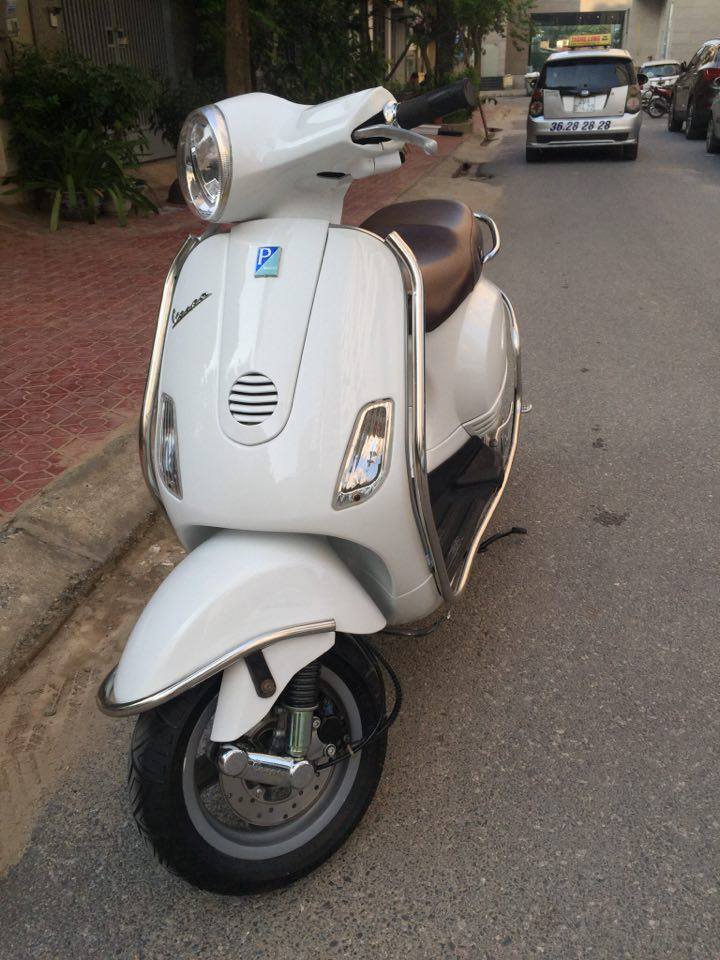 Can ban Vespa Lx 150 nhap Y 2009mau trang bien HN 30F xe dang dung tot nguyen ban 26tr500