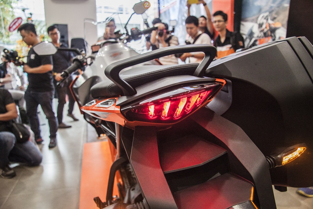 KTM gioi thieu chiec Sport Touring 1290 Super Duke GT - 14