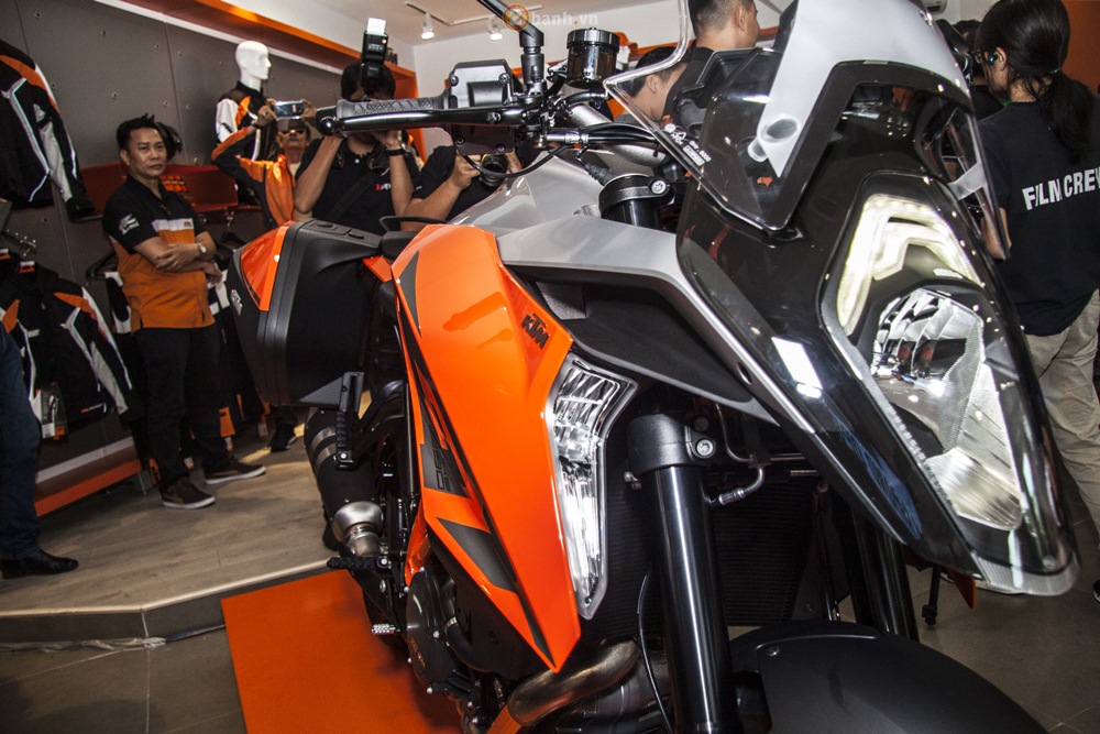 KTM gioi thieu chiec Sport Touring 1290 Super Duke GT - 18