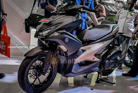 Can canh Yamaha NVX 155 2017 voi 3 phien ban - 16