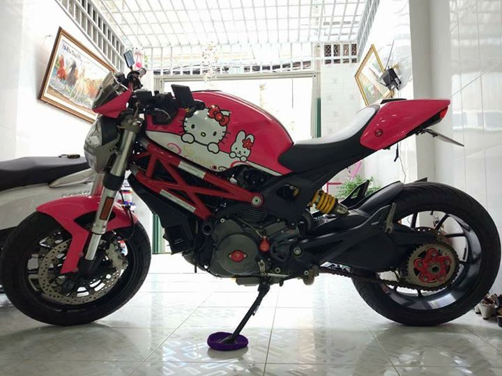 Ducati Monster 796 phong cach Hello Kitty - 2