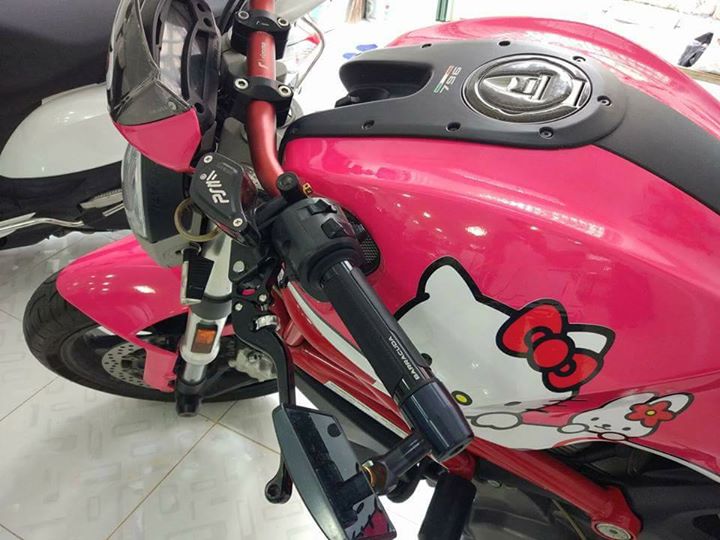 Ducati Monster 796 phong cach Hello Kitty - 4