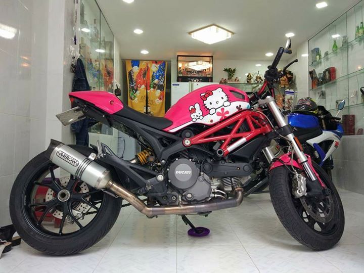 Ducati Monster 796 phong cach Hello Kitty - 6