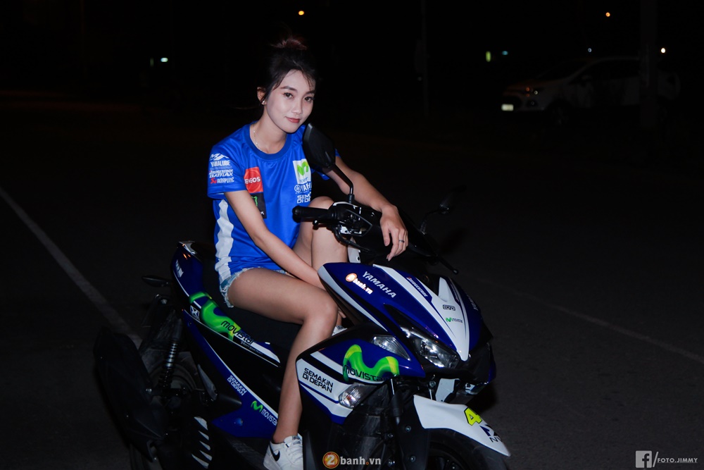 Yamaha NVX 155 phien ban Movistar sanh vai cung teen girl Sai Thanh - 2