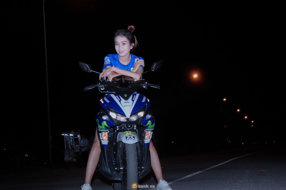 Yamaha NVX 155 phien ban Movistar sanh vai cung teen girl Sai Thanh - 4