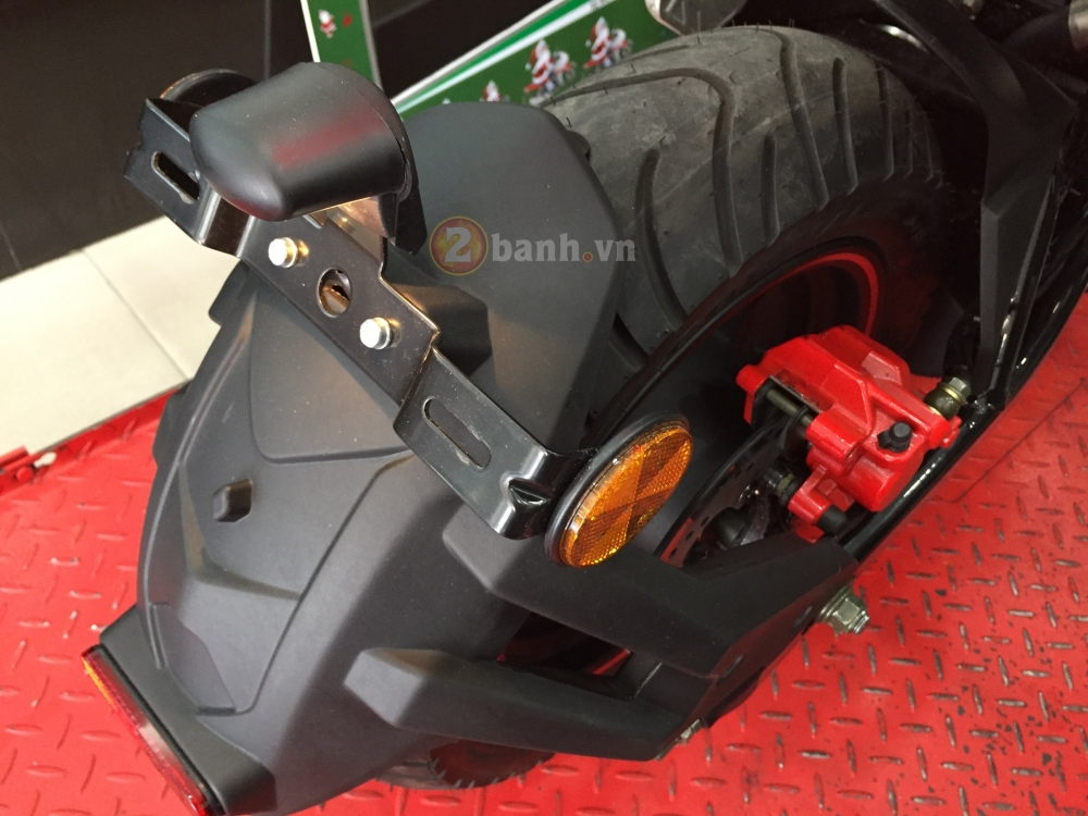 Benelli tnt 125 ra mắt với xy lanh đơn cùng 2 bugi