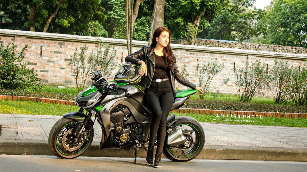 Chan dai Ha Thanh khoe dang day ca tinh ben canh Kawasaki Z1000 - 4