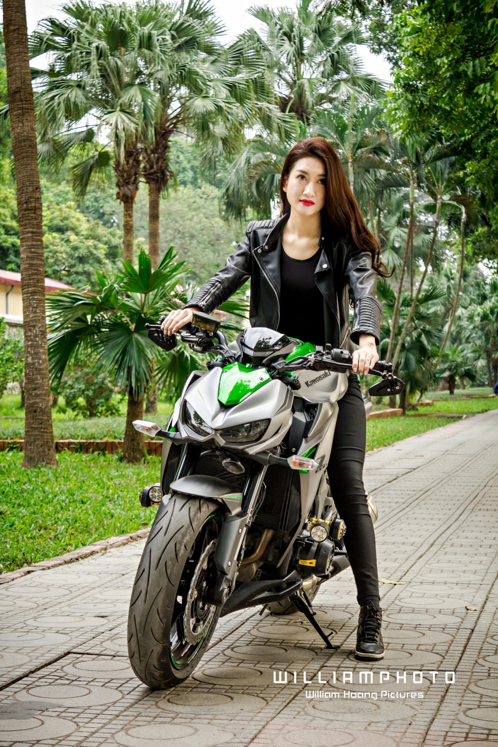 Chan dai Ha Thanh khoe dang day ca tinh ben canh Kawasaki Z1000 - 8