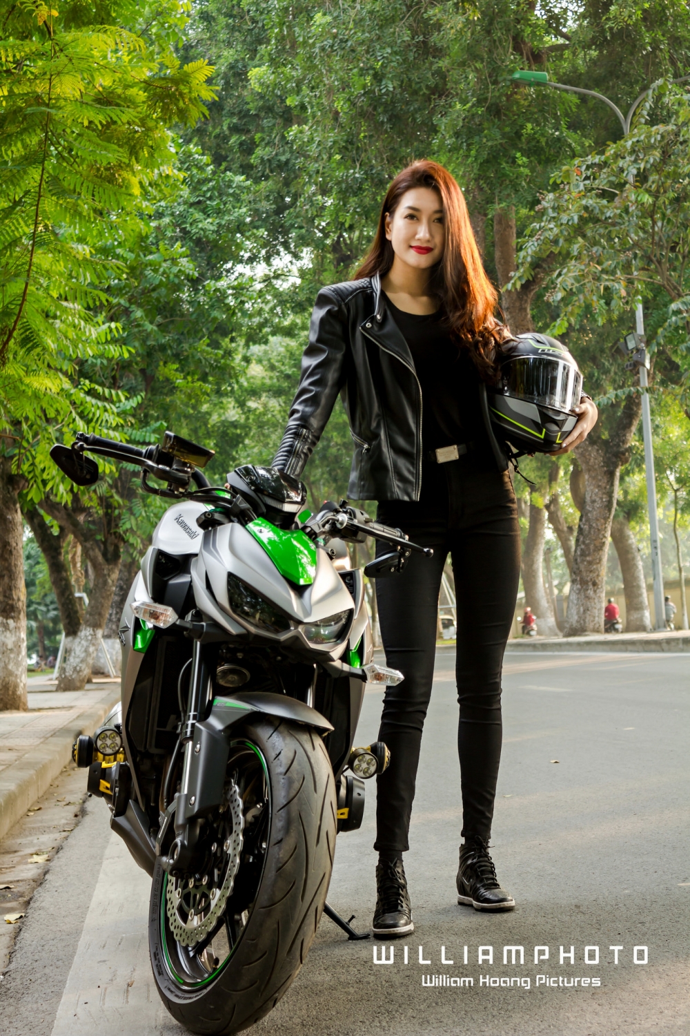 Chan dai Ha Thanh khoe dang day ca tinh ben canh Kawasaki Z1000 - 13