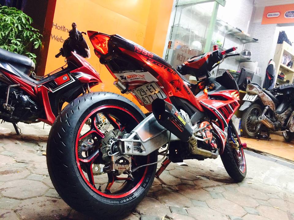 Hang khung Exciter len gap BMW S1000RR hoanh trang - 2