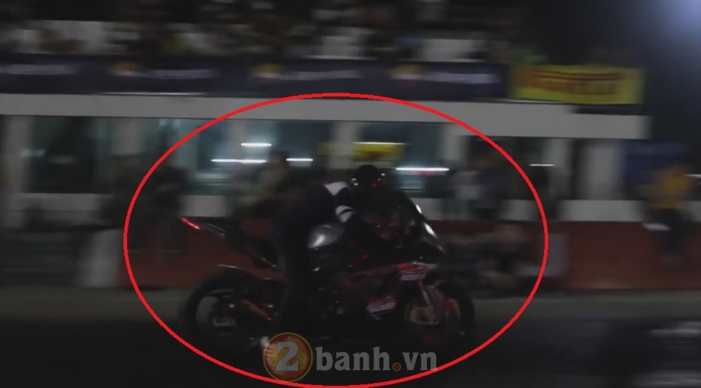 Clip Man dua drag tuyet voi cua BMW S1000RR va HP4 - 4