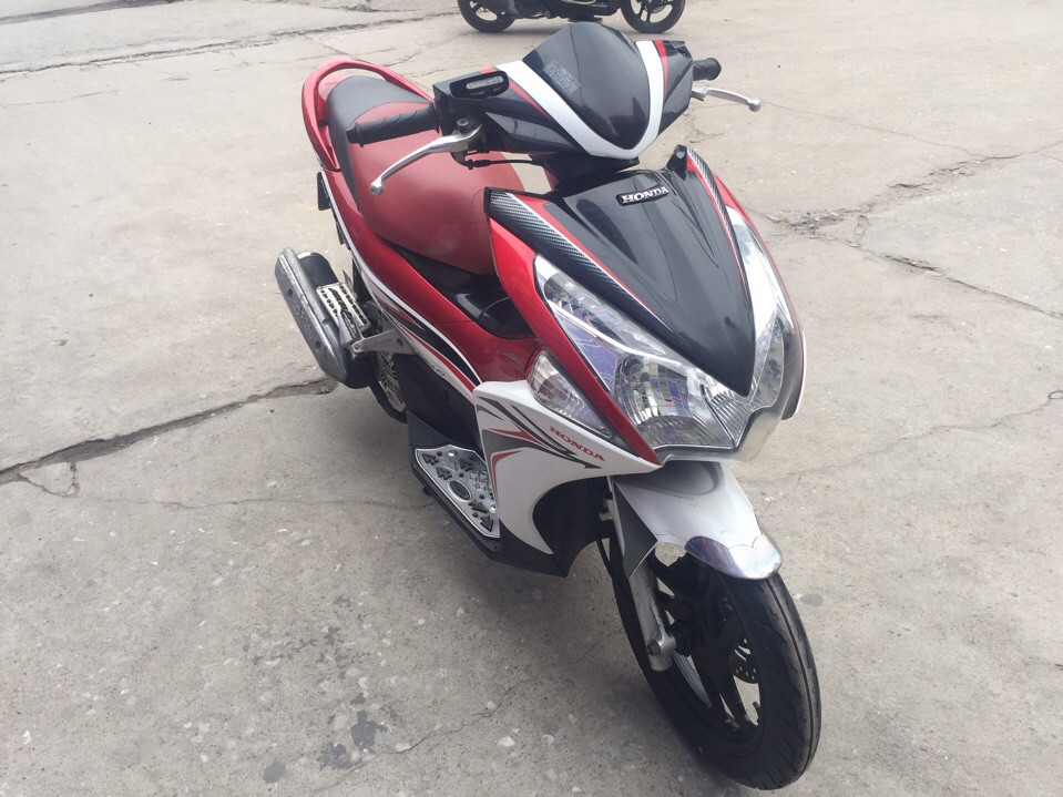 Honda Air Blade 110 Fi mau trang do den Sport DK 2012 - 4