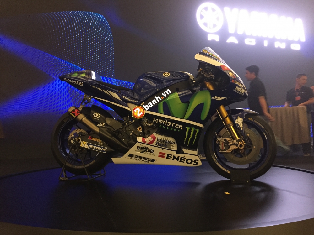 Co Viet Nam lan dau tien xuat hien tren Yamaha M1 buoc vao MotoGP - 2