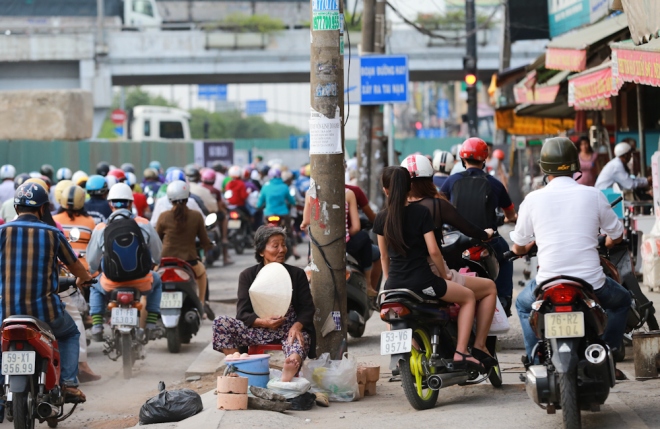 Duong Truong Chinh bi ket xe keo dai vi vuong lo cot - 4