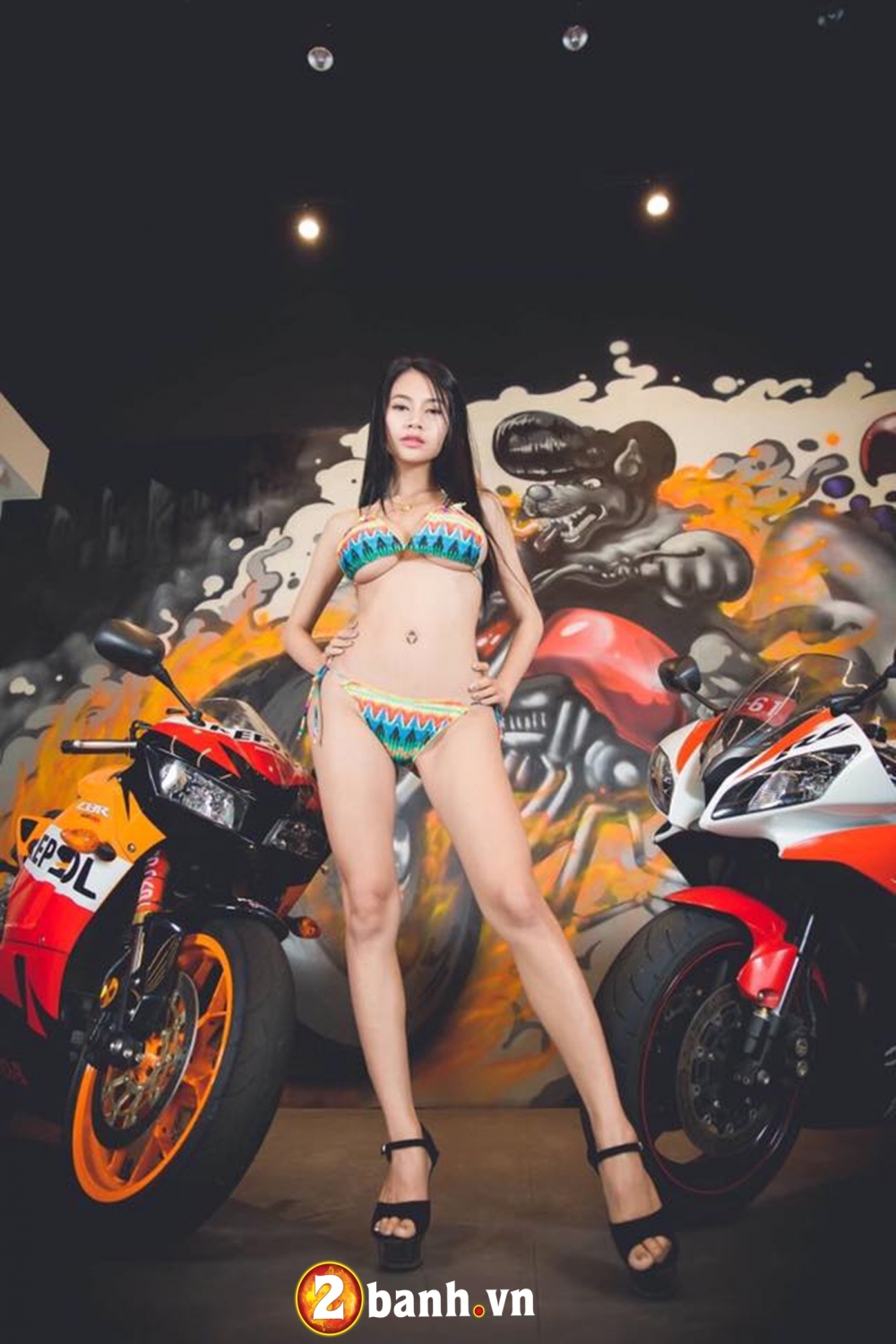 Hot girl nóng bỏng với bikini khoe dáng cạnh cặp đôi moto 600cc