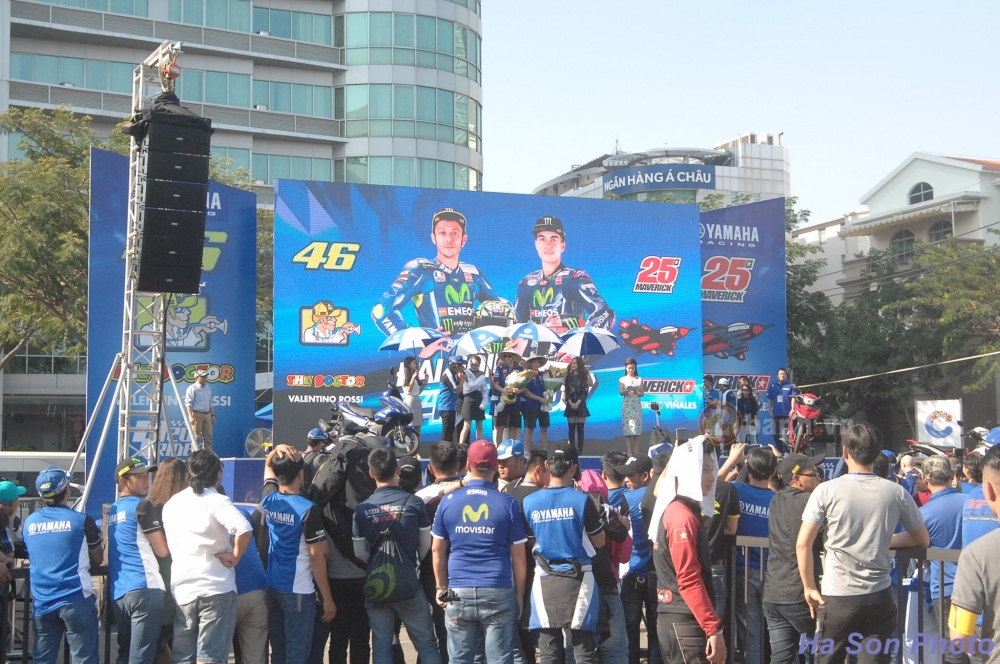Khán giả việt đã có cơ hội giao lưu với hai tay đua của đội đua movistar yamaha motogp 2017