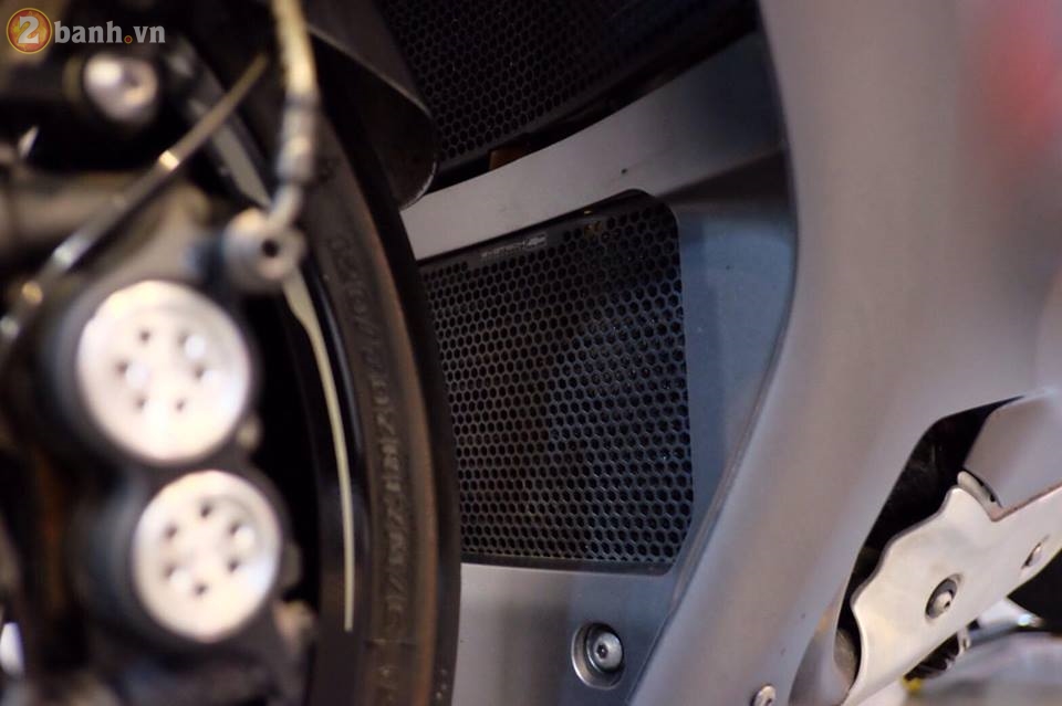 Yamaha R1 phien ban Tech Black sieu ngau trong goi nang cap nhe nhang - 12