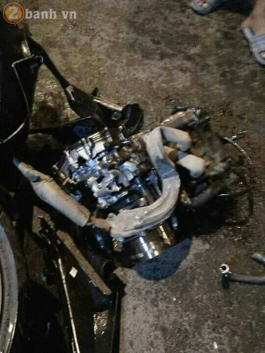 Honda CBR250RR phien ban moi tan tanh khi dam vao cot dien - 2