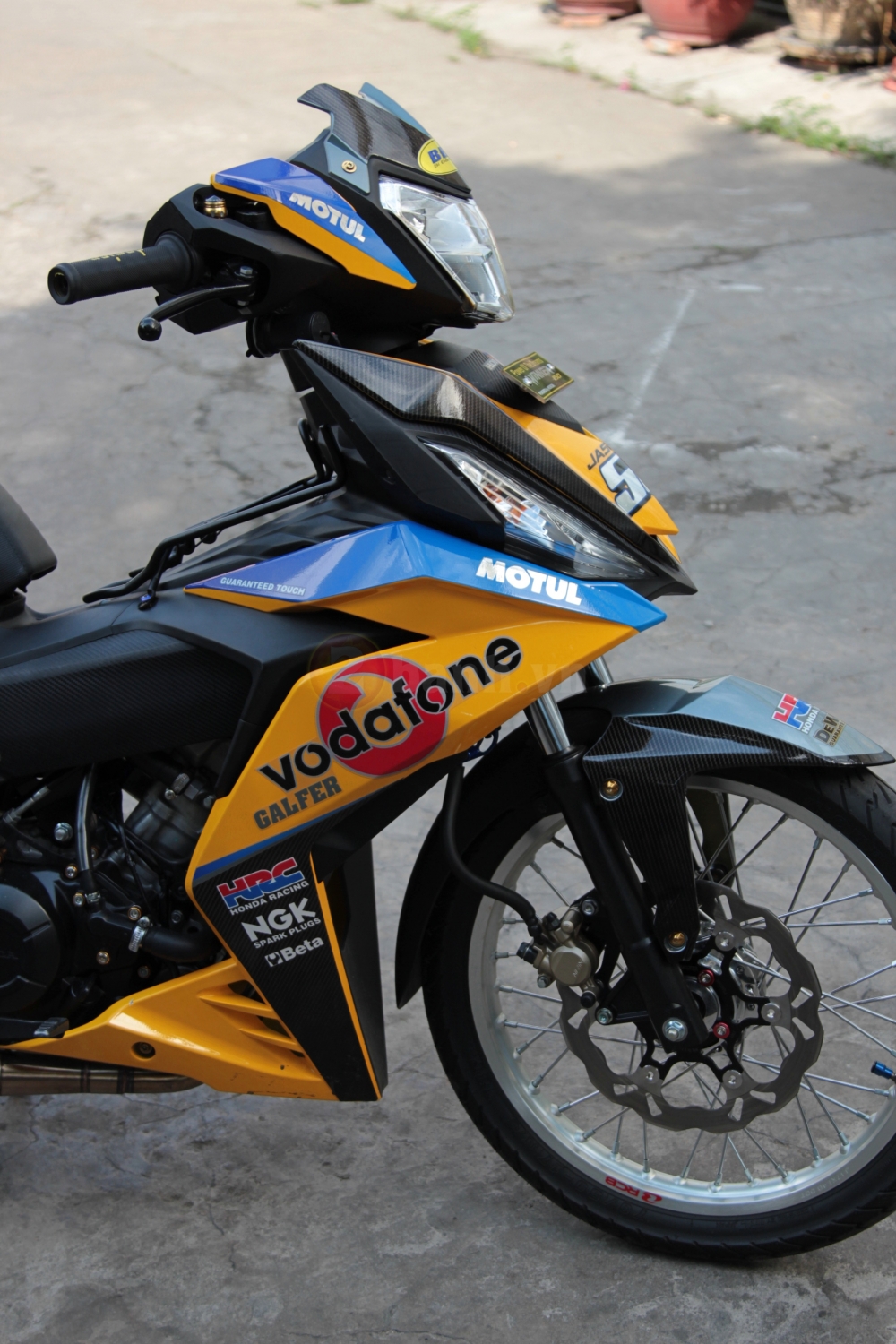 Winner 150 noi bat voi phong cach Vodafone cua biker Sai Thanh - 4