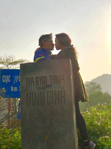 Cặp đôi phượt thủ tranh thủ hôn nhau tại cột mốc địa phận 47 tỉnh thành trên cả nước
