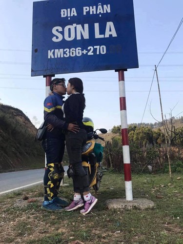 Cặp đôi phượt thủ tranh thủ hôn nhau tại cột mốc địa phận 47 tỉnh thành trên cả nước