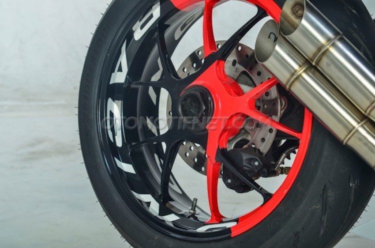Honda CBR250RR cuc chat voi dan chan mot gap tu Ducati Streetfighter - 3