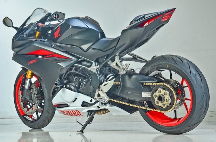 Honda CBR250RR cuc chat voi dan chan mot gap tu Ducati Streetfighter - 6