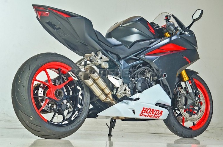 Honda CBR250RR cuc chat voi dan chan mot gap tu Ducati Streetfighter