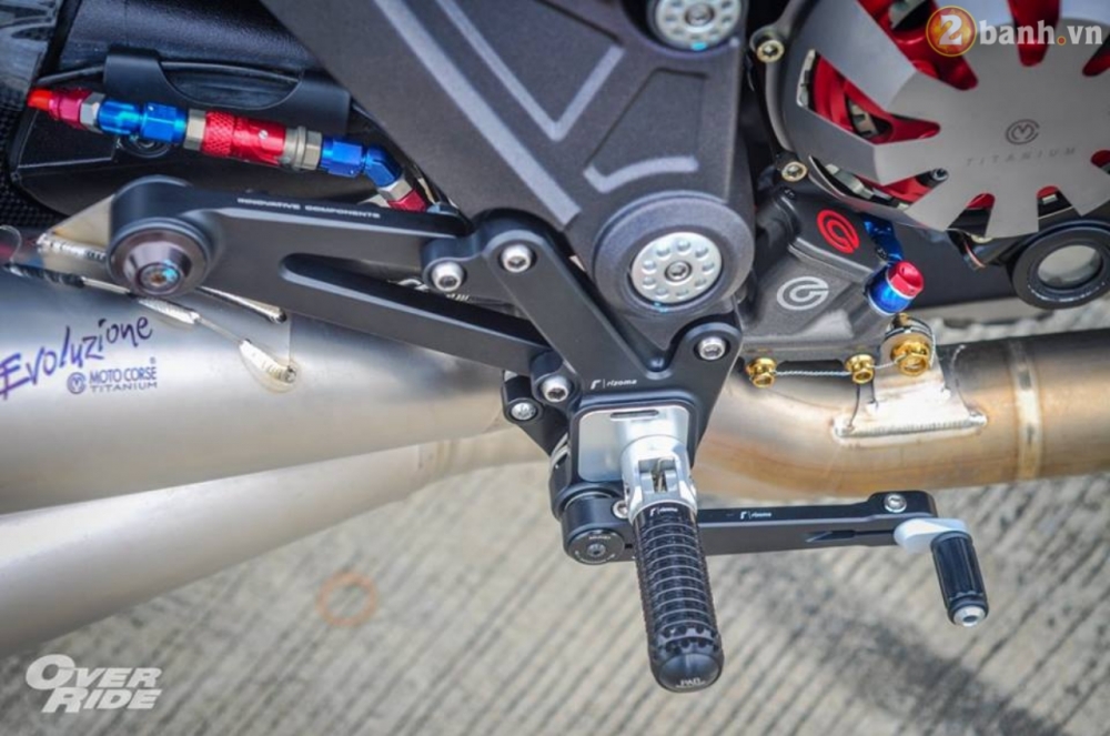 Ducati diavel trong bản độ cromo đầy tốn kém của anh chàng biker khổng lồ