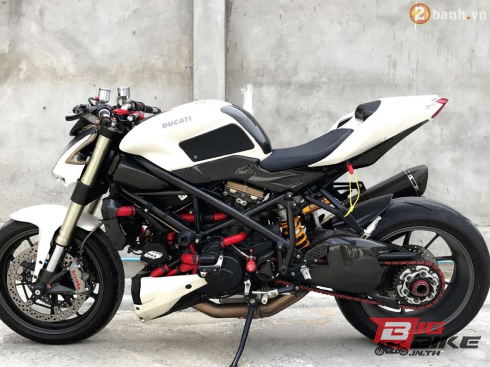 Ducati streetfighter siêu chất cùng loạt đồ chơi hàng hiệu